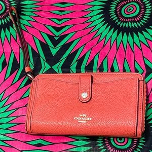 🧡Coach leather wallet with gold hardware. 🧡You’ll love it!🧡